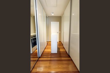 Casa de condomínio à venda com 500m², 5 quartos e 4 vagasCloset suíte master