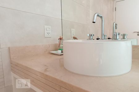 Casa de condomínio à venda com 500m², 5 quartos e 4 vagasDetalhe banheiro suíte 3 - Pia