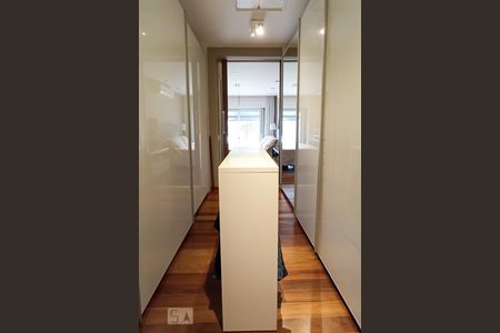 Casa de condomínio à venda com 500m², 5 quartos e 4 vagasCloset suíte master