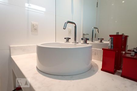 Casa de condomínio à venda com 500m², 5 quartos e 4 vagasDetalhe banheiro suíte 4 - Pia