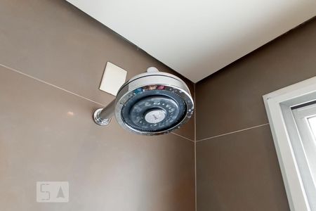 Casa de condomínio à venda com 500m², 5 quartos e 4 vagasDetalhe banheiro suíte 2 - Chuveiro