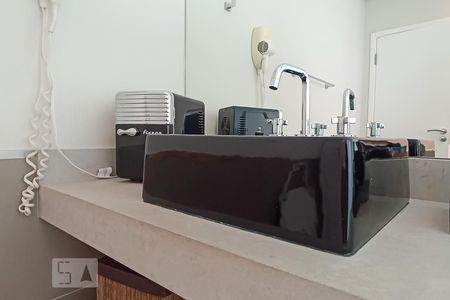 Casa de condomínio à venda com 500m², 5 quartos e 4 vagasDetalhe banheiro suíte 2 - Pia