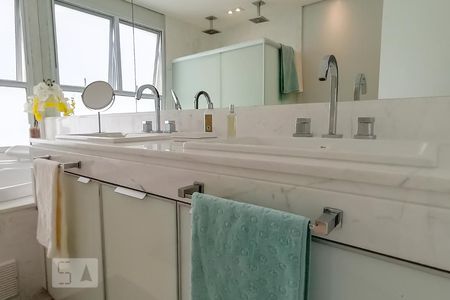 Casa de condomínio à venda com 500m², 5 quartos e 4 vagasDetalhe banheiro suíte master - Pias