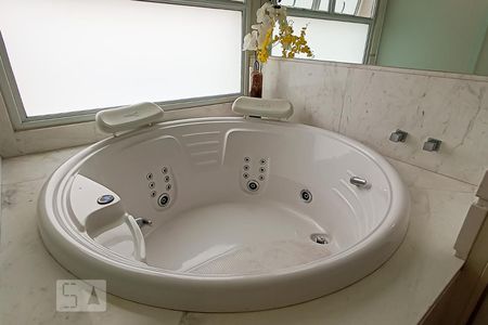 Casa de condomínio à venda com 500m², 5 quartos e 4 vagasDetalhe banheiro suíte master - Banheira