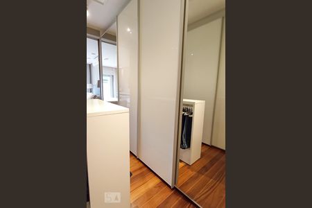 Casa de condomínio à venda com 500m², 5 quartos e 4 vagasCloset suíte master