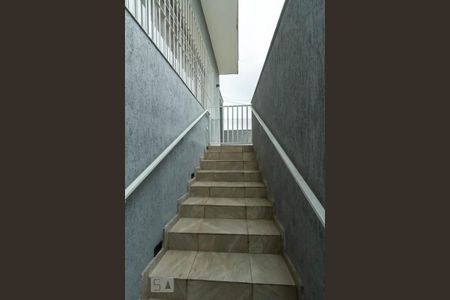 Casa à venda com 160m², 4 quartos e 2 vagas Casa à venda com 160m², 4 quartos e 2 vagasEscada de entrada