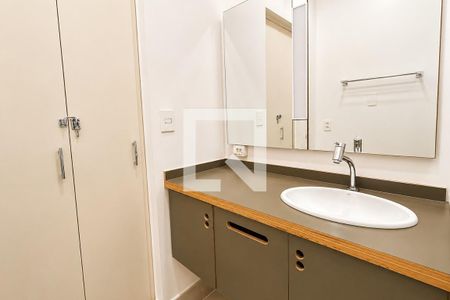 Banheiro de kitnet/studio para alugar com 1 quarto, 26m² em República, São Paulo
