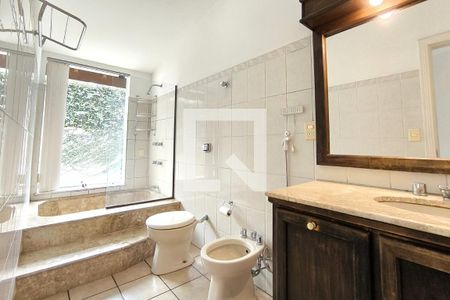 Banheiro da Suíte de casa de condomínio para alugar com 3 quartos, 237m² em Jardim Europa, Jundiaí