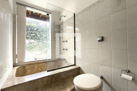 Banheiro da Suíte de casa de condomínio para alugar com 3 quartos, 237m² em Jardim Europa, Jundiaí