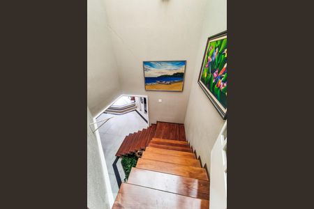 Casa à venda com 750m², 5 quartos e 5 vagasEscadas para Suítes