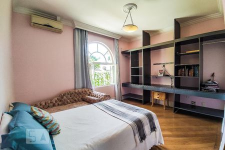 Casa à venda com 750m², 5 quartos e 5 vagasSuíte 1