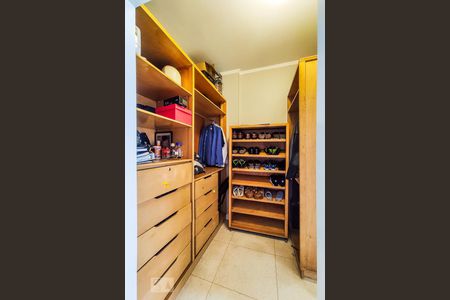 Casa à venda com 750m², 5 quartos e 5 vagasCloset Suíte 4