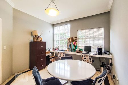 Casa à venda com 750m², 5 quartos e 5 vagasEscritório