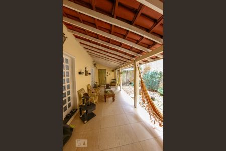 Casa à venda com 410m², 5 quartos e 4 vagas Casa à venda com 410m², 5 quartos e 4 vagasVaranda