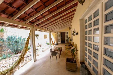 Casa à venda com 410m², 5 quartos e 4 vagas Casa à venda com 410m², 5 quartos e 4 vagasVaranda