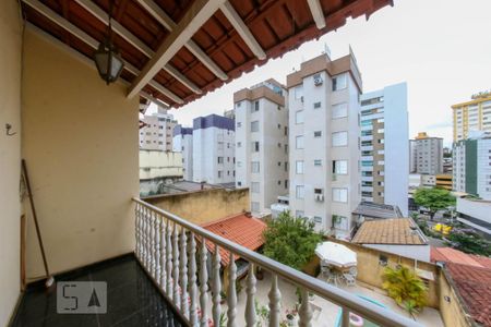 Casa à venda com 410m², 5 quartos e 4 vagas Casa à venda com 410m², 5 quartos e 4 vagasVaranda do Quarto 3