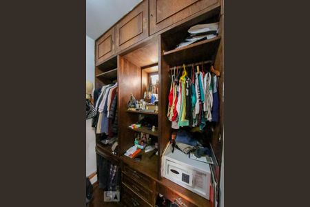 Casa à venda com 410m², 5 quartos e 4 vagas Casa à venda com 410m², 5 quartos e 4 vagasCloset da suíte 1