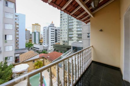 Casa à venda com 410m², 5 quartos e 4 vagas Casa à venda com 410m², 5 quartos e 4 vagasVaranda do Quarto 3