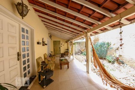 Casa à venda com 410m², 5 quartos e 4 vagas Casa à venda com 410m², 5 quartos e 4 vagasVaranda