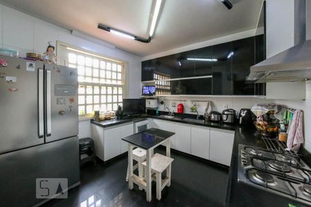 Casa à venda com 410m², 5 quartos e 4 vagas Casa à venda com 410m², 5 quartos e 4 vagasCozinha