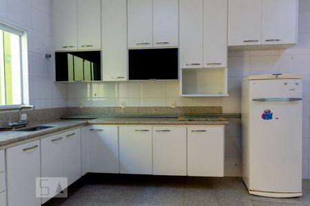 Casa para alugar com 800m², 4 quartos e 8 vagasCozinha