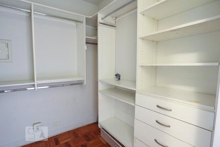 Casa à venda com 250m², 4 quartos e 2 vagas Casa à venda com 250m², 4 quartos e 2 vagasCloset
