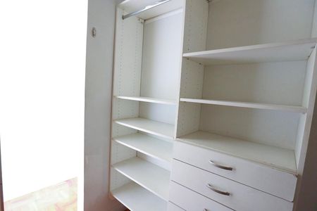 Casa à venda com 250m², 4 quartos e 2 vagas Casa à venda com 250m², 4 quartos e 2 vagasCloset