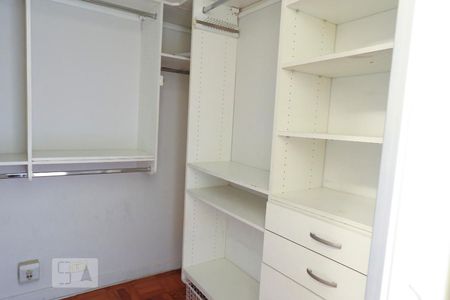 Casa à venda com 250m², 4 quartos e 2 vagas Casa à venda com 250m², 4 quartos e 2 vagasCloset