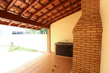 Casa à venda com 250m², 4 quartos e 2 vagas Casa à venda com 250m², 4 quartos e 2 vagasChurrasqueira