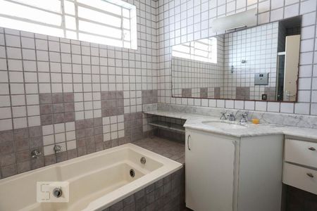 Casa à venda com 250m², 4 quartos e 2 vagas Casa à venda com 250m², 4 quartos e 2 vagasBanheiro da Suíte