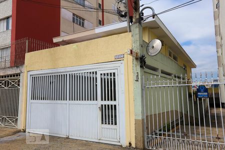 Casa à venda com 250m², 4 quartos e 2 vagas Casa à venda com 250m², 4 quartos e 2 vagasFachada