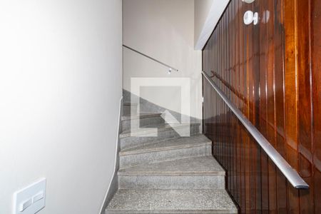 Escada de casa para alugar com 4 quartos, 250m² em Indianópolis, São Paulo