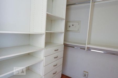 Casa à venda com 250m², 4 quartos e 2 vagas Casa à venda com 250m², 4 quartos e 2 vagasCloset