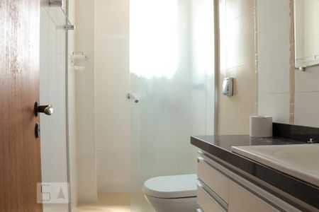 Banheiro de apartamento à venda com 2 quartos, 75m² em Centro, Curitiba