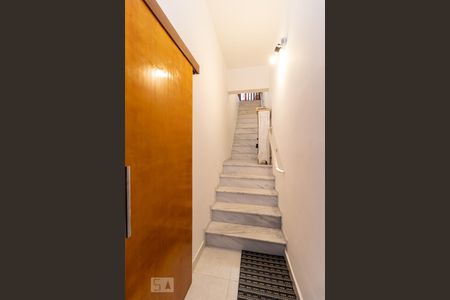 Casa à venda com 170m², 3 quartos e 2 vagasEscada