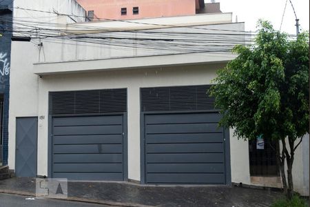 Casa à venda com 269m², 4 quartos e 2 vagas Casa à venda com 269m², 4 quartos e 2 vagasFachada