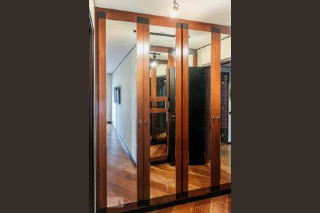 Apartamento à venda com 130m², 2 quartos e 2 vagas Apartamento à venda com 130m², 2 quartos e 2 vagasCloset