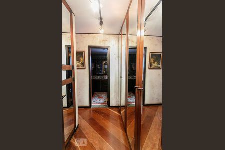 Apartamento à venda com 130m², 2 quartos e 2 vagas Apartamento à venda com 130m², 2 quartos e 2 vagasCloset