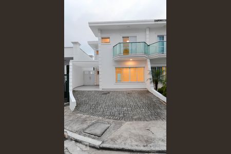 Casa de condomínio para alugar com 130m², 3 quartos e 2 vagas Casa de condomínio para alugar com 130m², 3 quartos e 2 vagasFachada