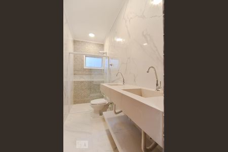 Casa de condomínio para alugar com 130m², 3 quartos e 2 vagasBanheiro da Suíte