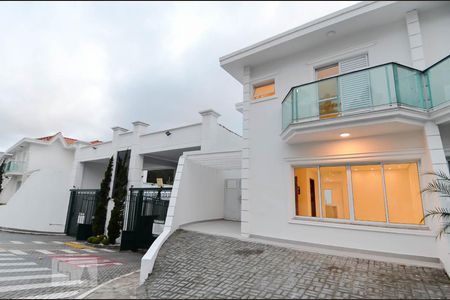 Casa de condomínio para alugar com 130m², 3 quartos e 2 vagas Casa de condomínio para alugar com 130m², 3 quartos e 2 vagasFachada