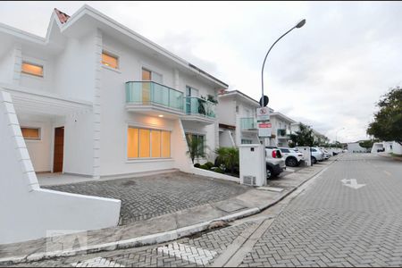 Casa de condomínio para alugar com 130m², 3 quartos e 2 vagasFachada