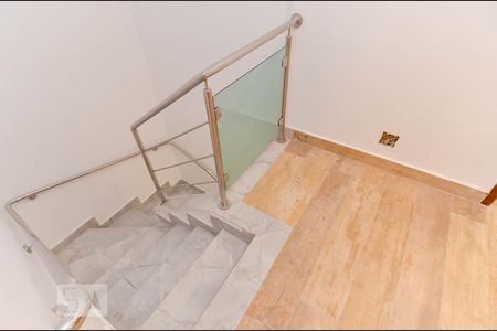 Casa de condomínio para alugar com 130m², 3 quartos e 2 vagas Casa de condomínio para alugar com 130m², 3 quartos e 2 vagasEscada Acesso aos Quartos