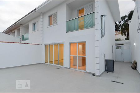 Casa de condomínio para alugar com 130m², 3 quartos e 2 vagasQuintal
