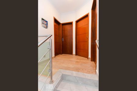 Casa de condomínio para alugar com 130m², 3 quartos e 2 vagasEscada Acesso aos Quartos