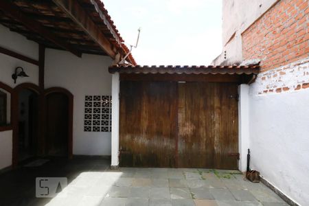 Casa à venda com 220m², 3 quartos e 6 vagasQuintal