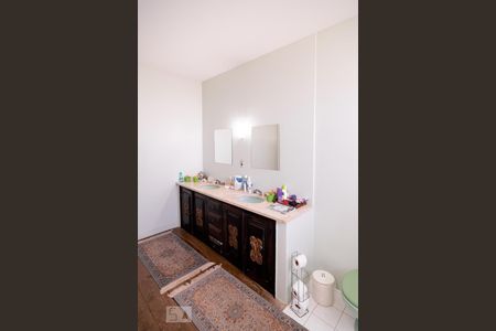 Casa à venda com 450m², 4 quartos e 3 vagasBanheiro Quarto 4 - Suíte