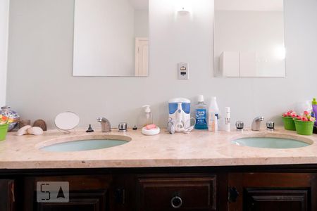 Casa à venda com 450m², 4 quartos e 3 vagasBanheiro Quarto 4 - Suíte