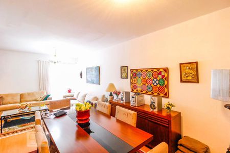 Casa à venda com 200m², 3 quartos e 2 vagas Casa à venda com 200m², 3 quartos e 2 vagasSala de jantar