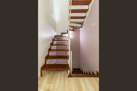 Casa para alugar com 120m², 4 quartos e 2 vagas Casa para alugar com 120m², 4 quartos e 2 vagasEscada